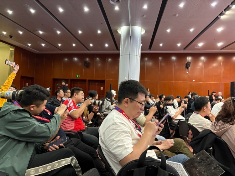萬眾矚目！記者擠滿國足賽前新聞發(fā)布廳，賽場記者預(yù)計超300人