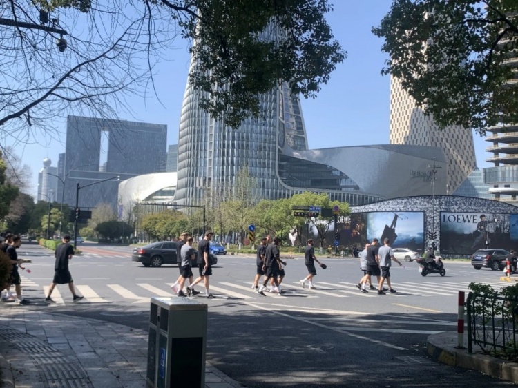 心態(tài)放松，有網(wǎng)友拍到澳大利亞隊早上在萬象城citywalk