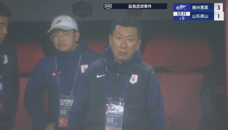 半場1-3落后遞補隊！場邊的崔康熙表情焦急